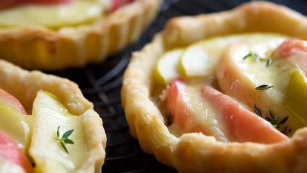 Mini Apple Cheddar Tarts